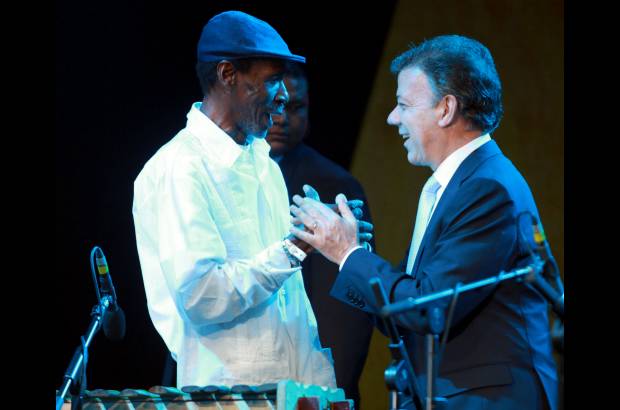 Colprensa- Fotos Ra&#250;l Palacios - Tras asistir al Tedeum y el imponente desfile militar por el aniversario 201 de la Independencia de Colombia, el presidente Santos se uni&#243; al tributo a la cultura afro, negra, raizal y palanquera en el Palacio de los Deportes de Bogot&#225;.