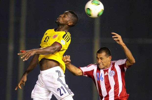 REUTERS - El castigo, sin embargo, no marcó una diferencia importante y el conjunto de Pekerman siguió intentando llegar al arco defendido por Justo Villar.