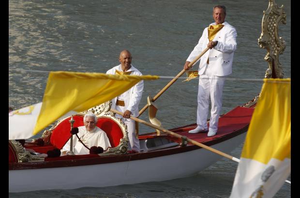 Reuters - Cuatro veteranos gondoleros llevaron a Benedicto XVI en un trayecto de algo m&#225;s de quince minutos.