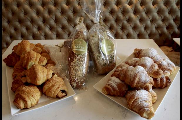 - Valentina Bakery cuenta con diversas propuestas una que siempre está en la vitrina es el pie de pistacho y limón.