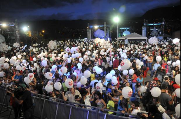 Foto Edwin Bustamante - Atados a 10.400 globos blancos volaron las ilusiones de los paisas.