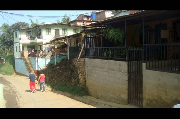 Cortes&#237;a Secretar&#237;a de Infraestructura - En la calle 75C, barrio La Cruz, Infraestructura detect&#243; este problema, muy propio de los barrios altos de Medell&#237;n, v&#237;as sin acera, con la casa pegada a la calle.