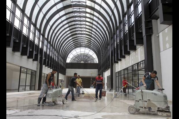 Foto R&#243;binson S&#225;enz - Para este mi&#233;rcoles debe estar en servicio el hall de abordaje, una vez se termine de brillar el piso.