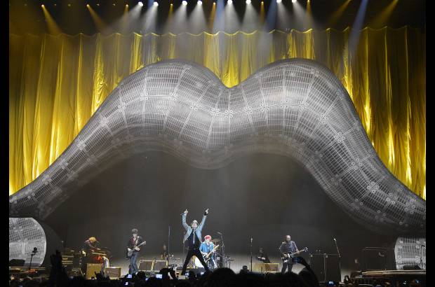 Foto Reuters - Sin embargo, no fue todo para la m&#250;sica ardiente de la banda. Un invitado relumbrante, Taylor, anim&#243; el concierto cuando toc&#243; la primera guitarra en una versi&#243;n sorprendentemente larga del tema ominoso Midnight Rambler.
