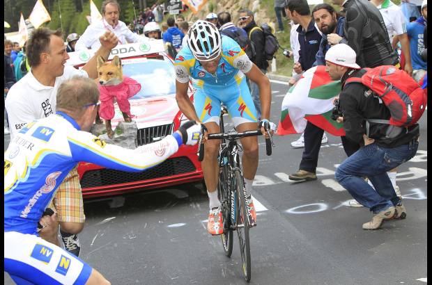 Reuters - Esta fue una de las etapas m&#225;s dif&#237;ciles del Giro de este a&#241;o, con cinco ascensos de categor&#237;a en la ruta de 198 kil&#243;metros desde Treviso hasta Val di Fiemme, incluyendo dos ascensos en el imponente Passo Pampeago y un tercero de categor&#237;a uno.
