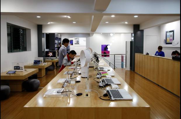 Reuters - El gerente de un distribuidor autorizado en Kunming, que sólo dio su apellido Zhang, dijo que algunos empleados en las tiendas falsas "ni siquiera pueden operar las computadoras de forma apropiada".