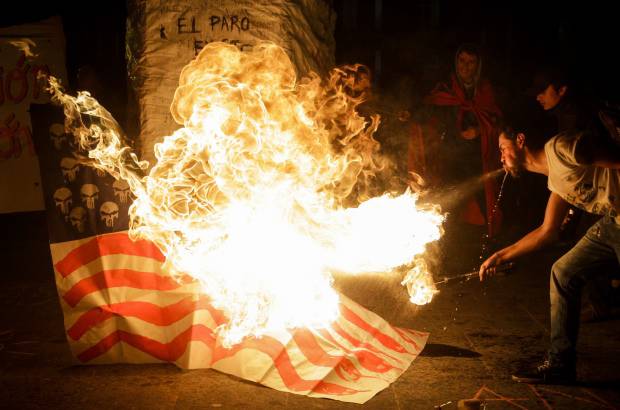 Colprensa - M&#225;s de 2.000 estudiantes y profesores marcharon con antorchas por las calles de Bogot&#225;, en apoyo al paro de maestros y exigiendo al Gobierno mejores condiciones laborales, mejores salarios, el pago de los acuerdos firmados desde el Ministerio de Educaci&#243;n con Fecode y la no privatizaci&#243;n de la educaci&#243;n.