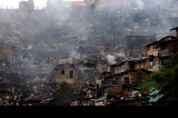 Jaime P&#233;rez - Un voraz incendio se registr&#243; en el barrio Altos de la Virgen, pasadas las 2:30 de la madrugada de este jueves 3 de junio.