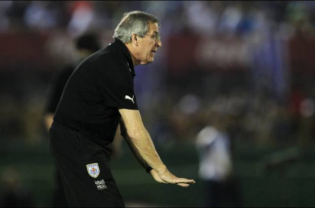 Reuters - En el final del primer tiempo, el local plante&#243; mejor su juego y tuvo m&#225;s llegadas al &#225;rea rival. En la imagen el profesor &#211;scar Washington Tab&#225;rez, t&#233;cnico uruguayo.