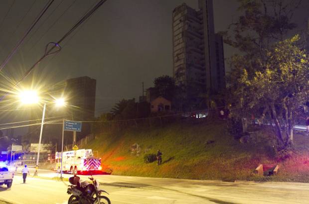 Foto: Edwin Bustamante - Santiago Londo&#241;o, secretario de Gobierno, se encuentra en el sitio evaluando los da&#241;os. A trav&#233;s de un comunicado, fuentes de la Alcald&#237;a se&#241;alaron que por lo menos diez personas estar&#237;an atrapadas en el edificio.