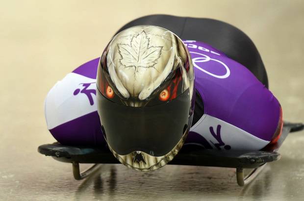 FOTO AFP - Otro canadiense, Eric Neilson, optó por un casco con una calavera.