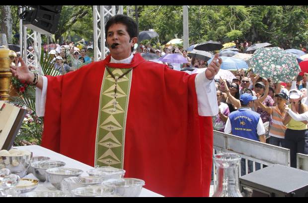 R&#243;binson S&#225;enz - El padre Nevardo Cata&#241;o encabez&#243; la procesi&#243;n de Domingo de Ramos que lleg&#243; al Parque de Banderas en el sector de la Unidad Deportiva Atanasio Girardot.