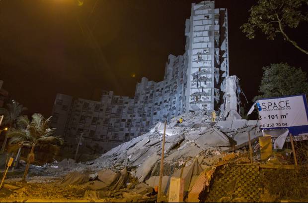 Esteban Vanegas - La torre seis del conjunto residencial Space se derrumb&#243; este s&#225;bado en la noche. El edificio de 22 pisos est&#225; ubicado en la carrera 24D con calle 10E, en la Loma del Padre Marianito.