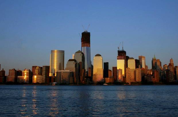 Reuters - Nueva York le dio la bienvenida este lunes al rascacielos m&#225;s alto de la ciudad, el principal edificio del nuevo World Trade Center (WTC).