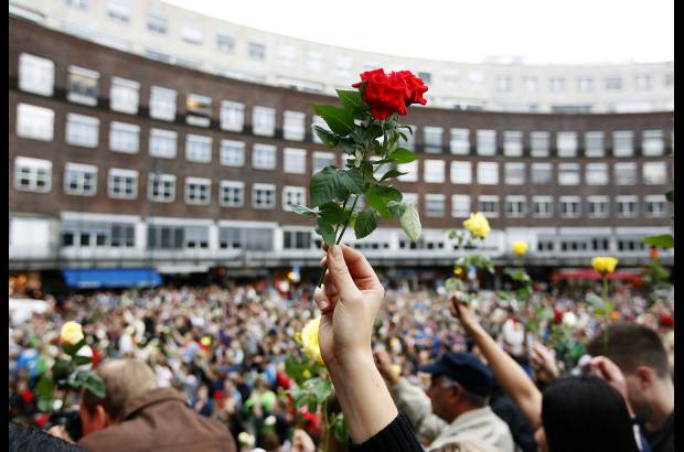 Reuters - Noruega entera se sumi&#243; este lunes, a mediod&#237;a, en un minuto de silencio nacional en recuerdo de las 76 personas que murieron el viernes en el doble atentado del centro de Oslo y en el campamento juvenil de la vecina isla de Ut&#248;ya.