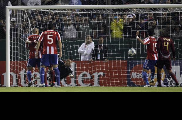 AP - Por Paraguay anotaron Antol&#237;n Alcaraz al minuto 32, Lucas Barrios al 62 y Cristian Riveros en el 85.
