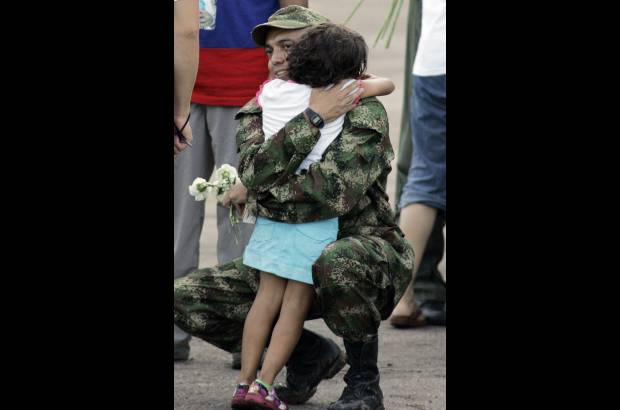 AP - Pablo Emilio abraz&#243;, emocionado a su peque&#241;a hermana Laura Valentina, a quien no conoc&#237;a.