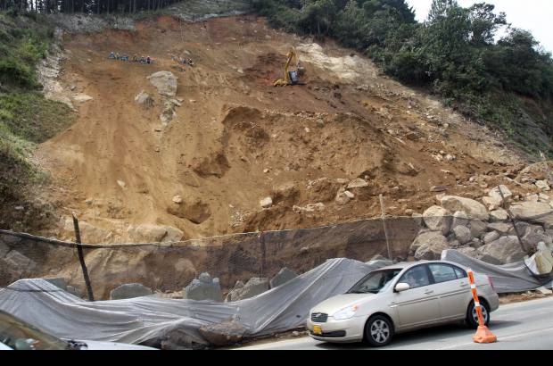 Manuel Saldarriaga - Kil&#243;metro 13,3. Trabajos en estabilizaci&#243;n de un talud, provocando un movimiento de tierra. Descenso restringido a un solo carril.