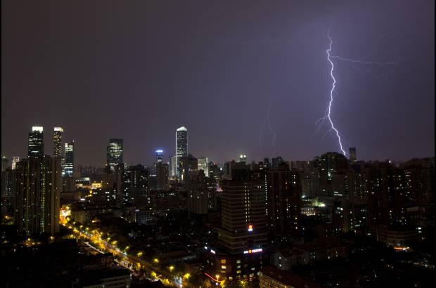 Reuters - Un rayo cae en el centro de Shangh&#225;i, previo a una tormenta.