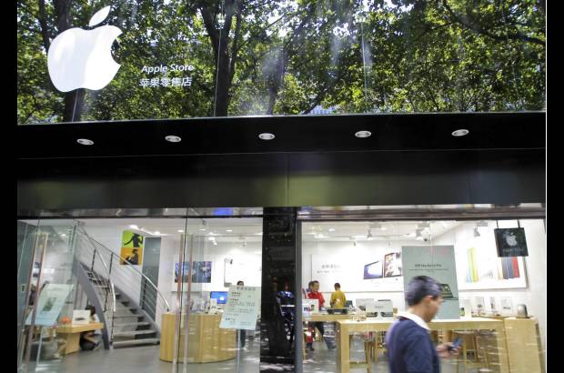Reuters - China alcanzó un nuevo hito: tiendas de Apple falsas. Una blogger estadounidense que vive en Kunming, en la provincia sureña de Yunnan, dijo que hace unos días encontró tres tiendas que se hacen pasar por auténticas tiendas Apple.