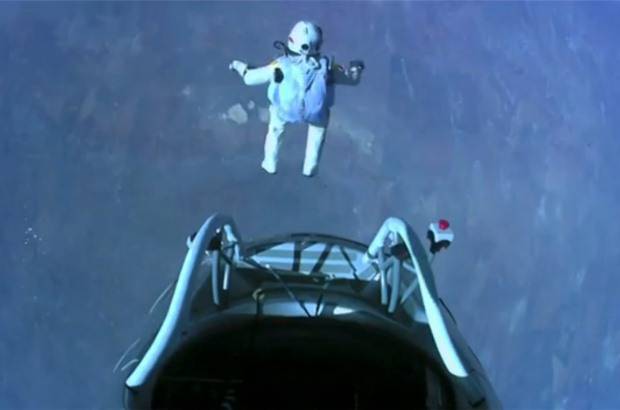 Reuters - El austriaco se lanza al vacío superando una velocidad máxima de 1.342 kilómetros por hora en menos de 40 segundos.