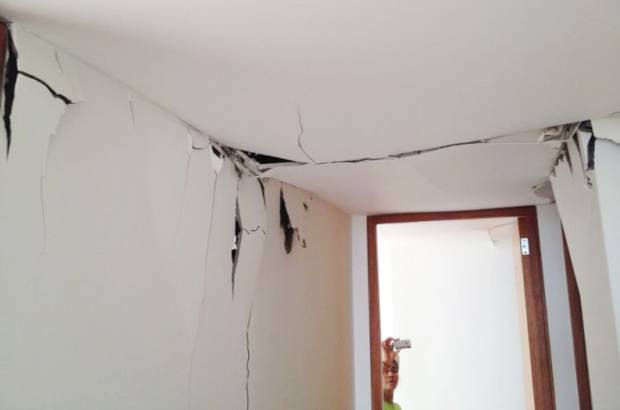 Foto: Esteban Vanegas - Juliana Roche, propietaria de uno de los apartamentos afectados afirmó el estruendo asustó a todas las personas, que salieron del edificio. Y se agrietó todo los balcones, las cocinas, las paredes, que sostienen los ascensores por lo menos cinco centímetros, indicó.