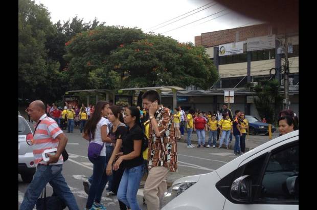 Julio Cesar Herrera - Con camisetas rojas y amarillas Medell&#237;n disfrut&#243; del encuentro entre la Selecci&#243;n Colombia y Brasil. El parque El Poblado, parque Lleras, avenida 33 y la plazoleta del Centro Administrativo La Alpujarra fueron los lugares de encuentro.