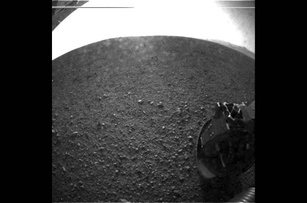 Foto Nasa - El vehículo de exploración científica Curiosity realizó un osado descenso a través de los cielos rosas de Marte en la noche del domingo.