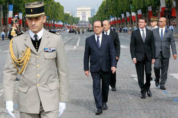 REUTERS - 3.752 uniformados a pie y más de 450 aviones, helicópteros, tanques y otros vehículos participaron en la marcha castrense, que presidió el jefe del Estado, François Hollande, y que se desarrolló durante dos horas desde el Arco del Triunfo hasta la Plaza de la Concordia.