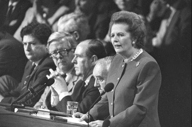 Reuters - Con tesón y estilo agresivo a la hora de negociar, Thatcher se atrevió con todo, desde la casi destrucción de los sindicatos, el enfrentamiento con el Ira, la defensa de los intereses británicos frente a Europa, sus críticas a la desaparecida URSS y a un conflicto armado en 1982, cuando envió tropas al Atlántico Sur para defender las islas Malvinas de la ocupación argentina