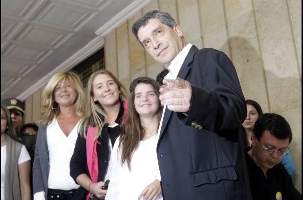 Colprensa - Acompañado por su esposa e hijas, el candidato a la presidencia por el partido Liberal, Rafael Pardo, se acercó este domingo a uno de los puestos de la Plaza de Bolívar, para ejercer el derecho al voto.