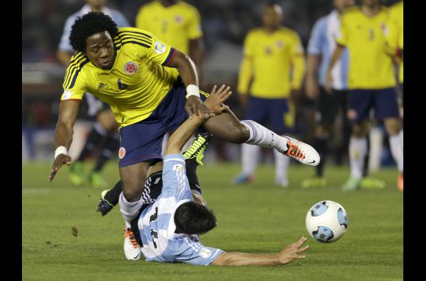 AP - La entrega y el buen juego de los dos equipos en el primer tiempo hizo vibrar a las 55.000 personas que asistieron al estadio Monumental de River Plate a presenciar el encuentro.