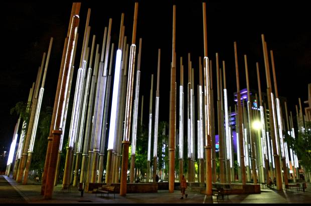 FOTO EL COLOMBIANO - En pleno centro de Medell&#237;n, frente al Centro Administrativo La Alpujarra, se levantan 300 enormes postes luminosos, 2.100 reflectores y 170 l&#225;mparas de piso que convierten al Parque de las luces en un moderno espacio p&#250;blico. La renovaci&#243;n de la Plaza de Cisneros se inaugur&#243; en el a&#241;o 2005.