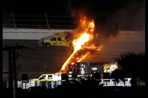 Reuters - Despu&#233;s del accidnte del colombiano la pista qued&#243; en el mal estado por el derrame de combustible y posterior incendio.