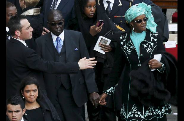 Reuters - El presidente de Zimbabwe Robert Mugabe y su esposa asistieron a la misa