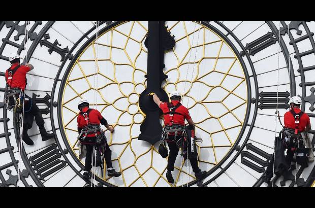 AFP - La gran campana de 16 toneladas que da nombre al Big Ben seguir&#225; marcando las horas con puntualidad brit&#225;nica, por lo que los operarios trabajan con un equipo especial para aislarse del ruido.