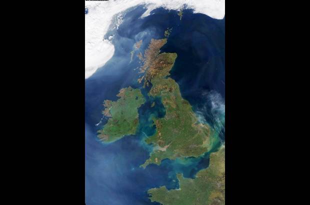 Reuters - Imagen satelital del Reino Unido, en un d&#237;a sin nubes.