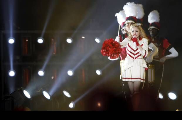 Reuters - En el ecuador del concierto ha aparecido sobre el escenario el trío vasco Kalakan, que han interpretado su tema en euskera Sagarra Jo.