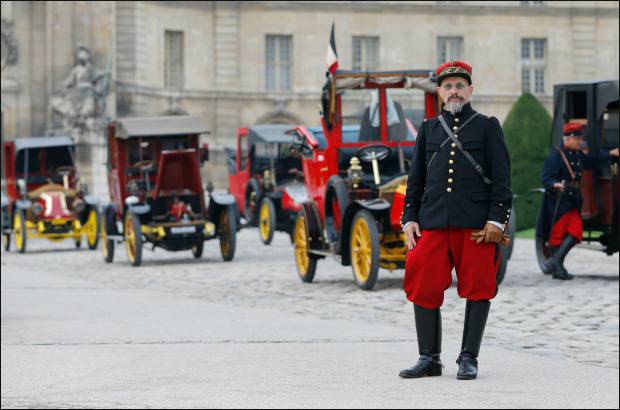 REUTERS - Debe haber sido toda una escena el traslado al frente de batalla por Par&#237;s: una caravana ruidosa de veh&#237;culos rojos de arranque manual y ruedas de rayos amarillos transportaban apretadamente a unos seis soldados detr&#225;s de los conductores que llevaban su atuendo.