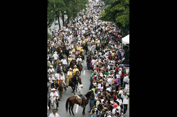 Esteban Vanegas - El Desfile a Caballo Feria de las Flores inició al medio día en la estación Ayurá del metro sobre la Avenida Regional.