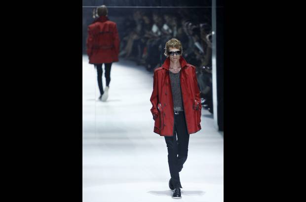 AP - Para los j&#243;venes que prefieren un estilo m&#225;s deportivo, Gucci ofrece parkas en diferentes colores, mientras que para los m&#225;s originales y atrevidos propone unas chaquetas que invierten el exterior y el interior, por lo que muestran las costuras y esconden las cremalleras y las hebillas decorativas.