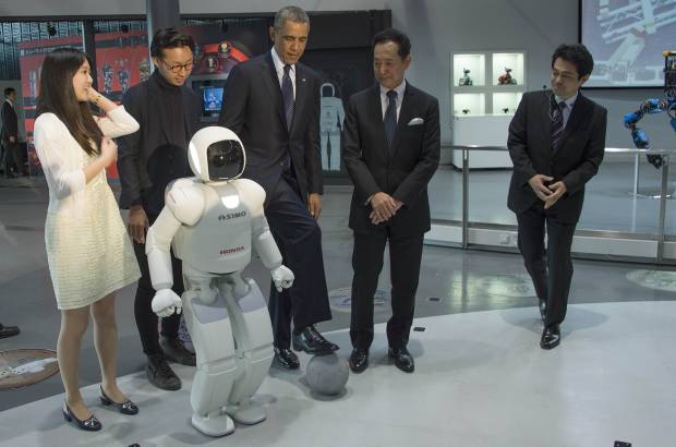 AFP - Barack Obama conoce el robot humanoide de Honda, Asimo.