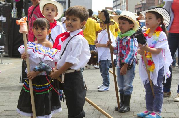 Esteban Vanegas - Este s&#225;bado se realiz&#243; la d&#233;cima tercera versi&#243;n de la Cabalgata Infantil en Caballitos de Palo, un evento de las Feria de las Flores.