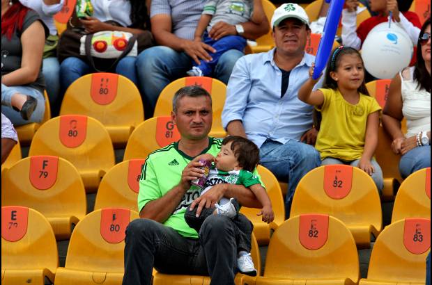 Juan Antonio S&#225;nchez - A pesar de la cantidad de figuras que ofrecieron el espect&#225;culo en el D&#237;a del F&#250;tbol Antioque&#241;o, el p&#250;blico no lleg&#243; en la cantidad esperada. El partido central qued&#243; 3-2 a favor de los dirigidos por Pedro Sarmiento. Envigado e Itag&#252;&#237; empataron 0-0 y la belleza se hizo presente con las Diosas del F&#250;tbol, que participaron de la previa de los encuentros. El dinero recaudado se destinar&#225; a la Unidad de Neonatos del San Vicente de Paul.