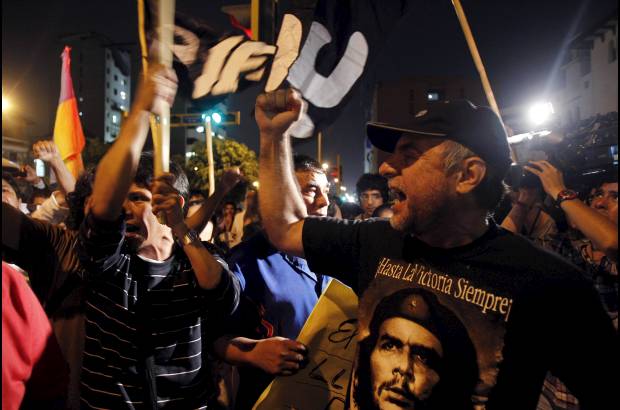 Reuters - Partidarios del presidente venezolano Hugo Ch&#225;vez en Per&#250; gritaron consignas en las afueras de la embajada de Venezuela en Lima, tras el anuncio de su muerte