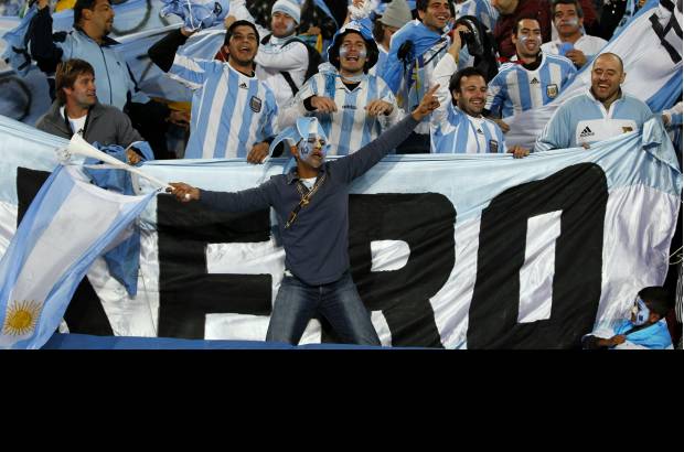 AP - Mucho más ruidosa, y también numerosa que la afición nigeriana, la hinchada albiceleste que pobló las gradas del Ellis Park colgó en las bancadas del segundo anfiteatro infinidad de pancartas con los colores de su selección y convirtió el escenario en La Bombonera.