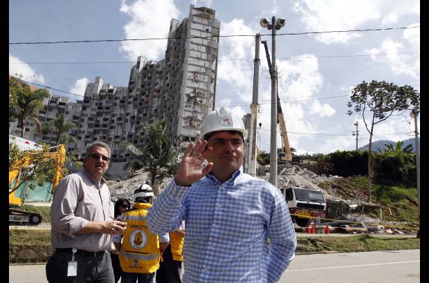Manuel Saldarriaga - El ministro de vivienda Luis Felipe Henao visit&#243; este viernes la zona de la tragedia.