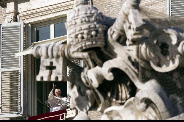 AP - El papa Benedicto XVI implor&#243; la ayuda de la Virgen Mar&#237;a para superar los &quot;dif&#237;ciles momentos&quot; que vive Europa y otras partes del mundo debido a la crisis que padecen y para que les haga ver &quot;que hay luz m&#225;s all&#225; de la capa de niebla que parece envolver la realidad&quot;.