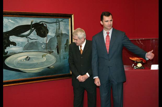 AFP - Han sido innumerables las exposiciones en honor a Salvador Dal&#237;, aqu&#237; el pr&#237;ncipe de Espa&#241;a Felipe de Borb&#243;n en la inauguraci&#243;n de una en Barcelona en 2004.