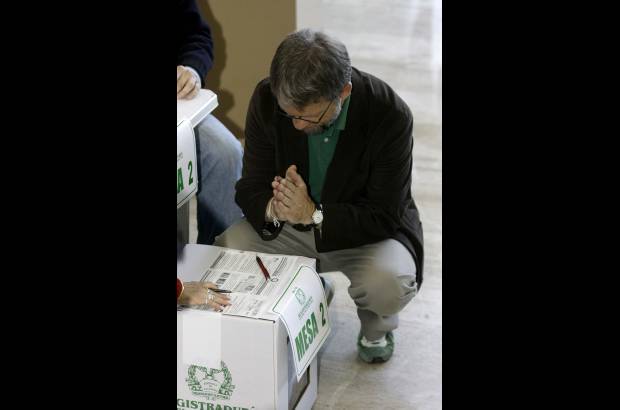 Colprensa - Mockus votó temprado vestido con camiseta y tenis verdes.